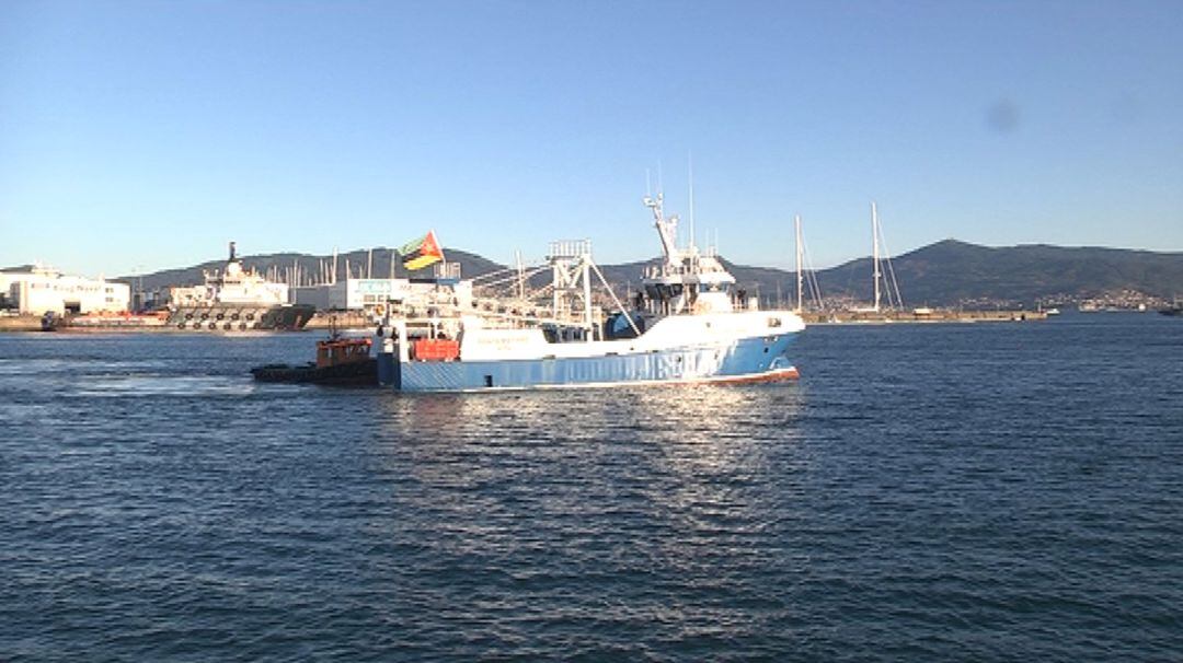 El Ponta Matirre saliendo de astilleros Armón, donde se construyó