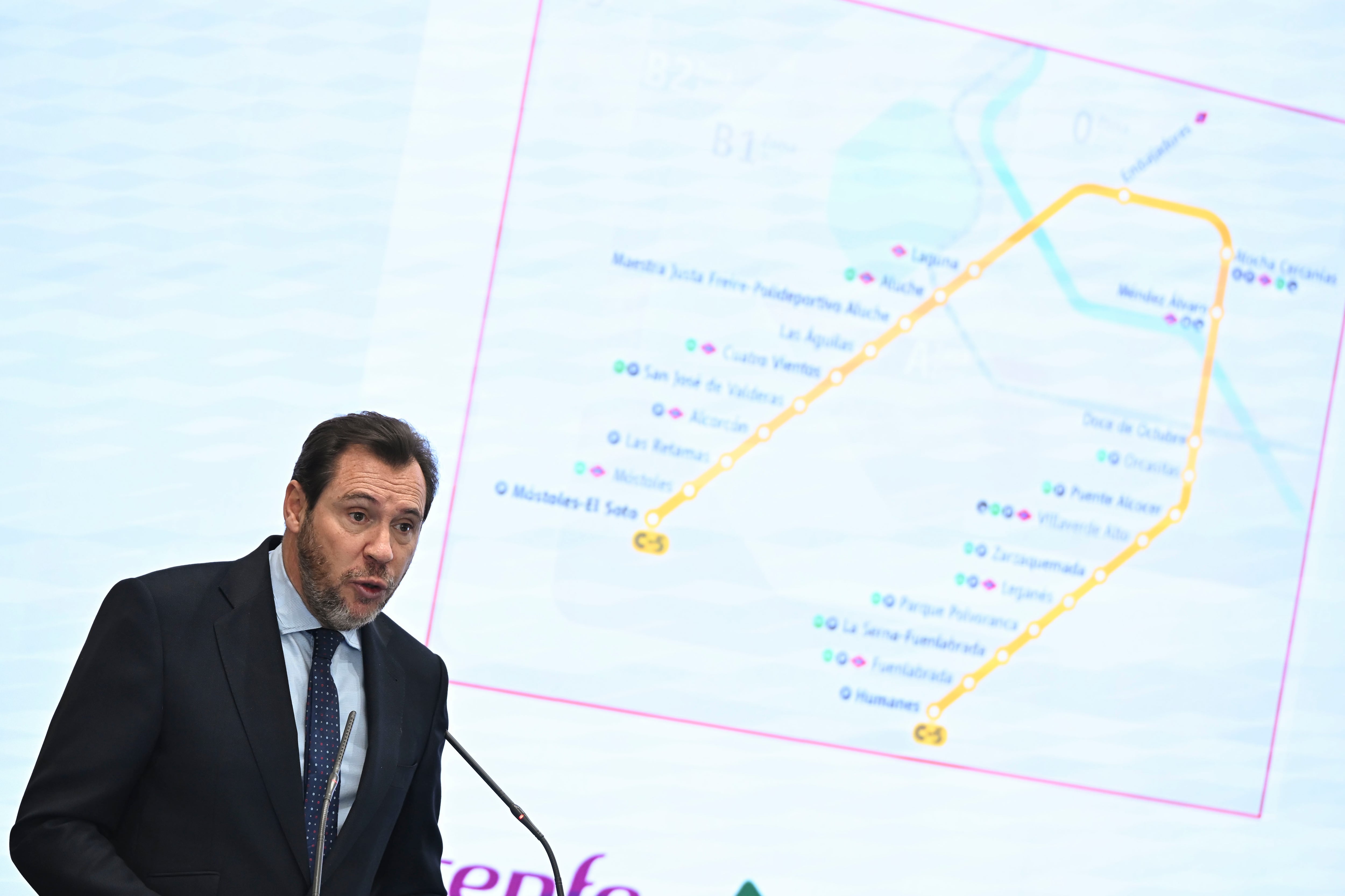 MADRID, 04/03/2026.- El ministro de Transportes y Movilidad Sostenible, Óscar Puente, presenta el proyecto de modernización de la línea C-5 de Cercanías Madrid. EFE/Fernando Villar