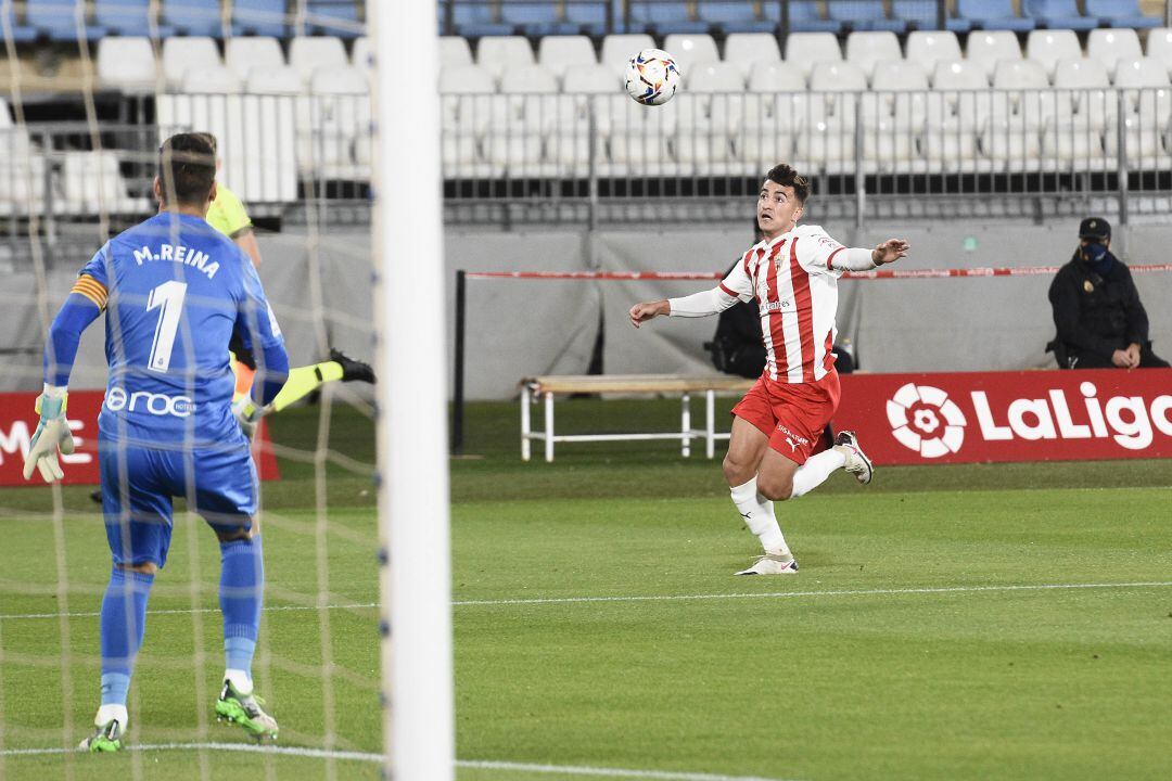 El lateral Aitor Buñuel en acción. 