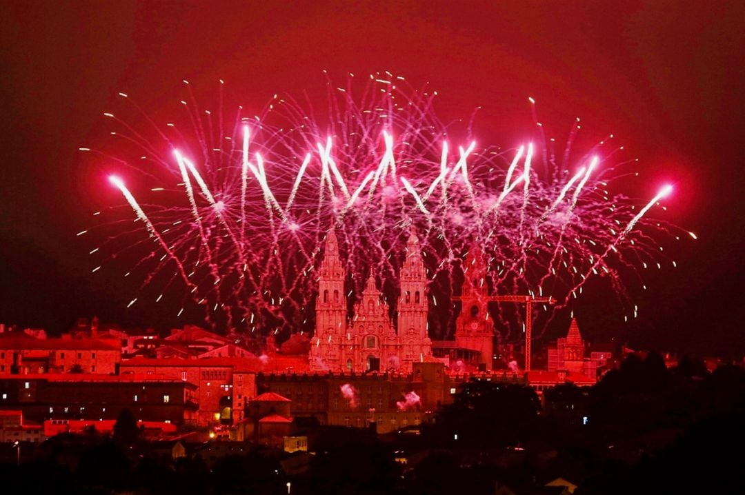 Espectáculo de fuegos artificiales llevado a cabo en el Pazo de Raxoi de Santiago de Compostela con el que la capital de Galicia da la bienvenida a la fiesta de su patrón, Santiago Apóstol, en la víspera del Día Nacional de Galicia.