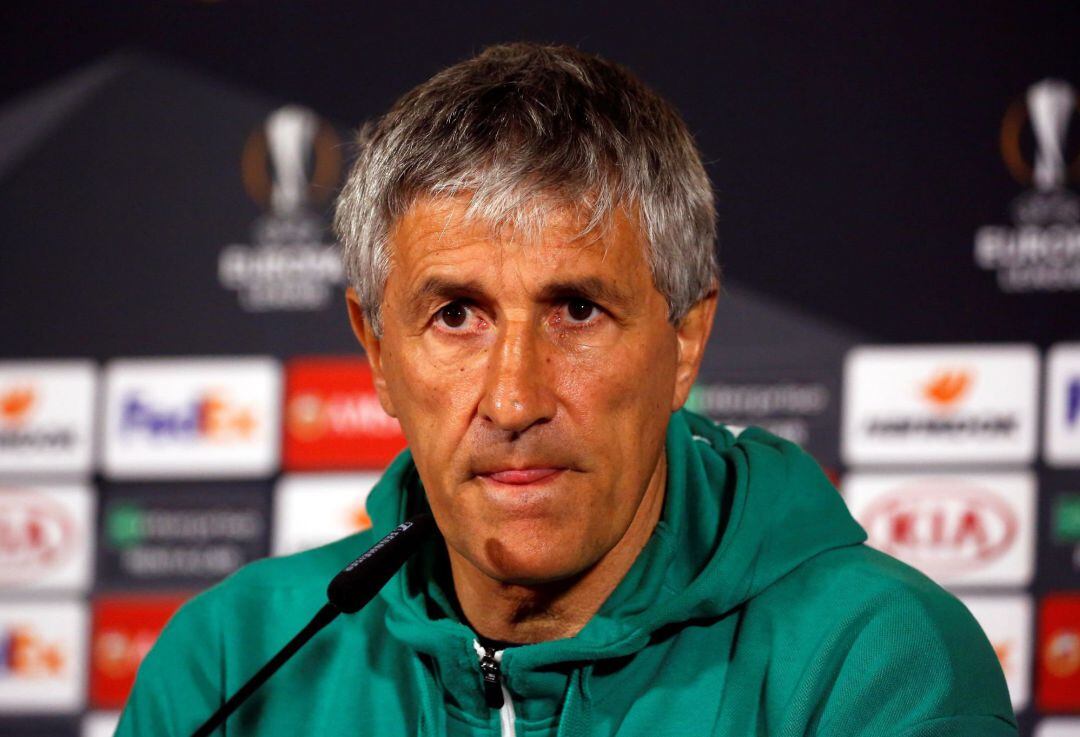 EPA8646. LUXEMBURGO (LUXEMBURGO).- El entrenador del Real Betis, Quique Setién, participa en una rueda de prensa en Luxemburgo (Luxemburgo) hoy, 12 de diciembre de 2018. El Real Betis se enfrentará mañana al F91 Dudelange en un encuentro correspondiente a