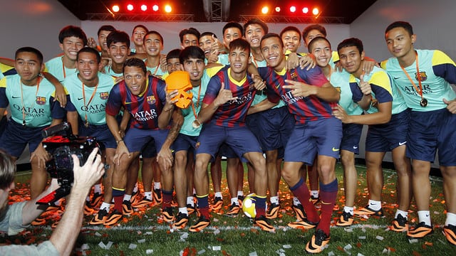 Neymar, Adriano y Alexis, en un acto promocional de Nike en Bangkok