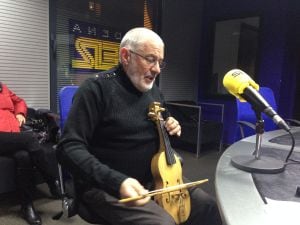 Mario González canta y toca el rabel en Radio León