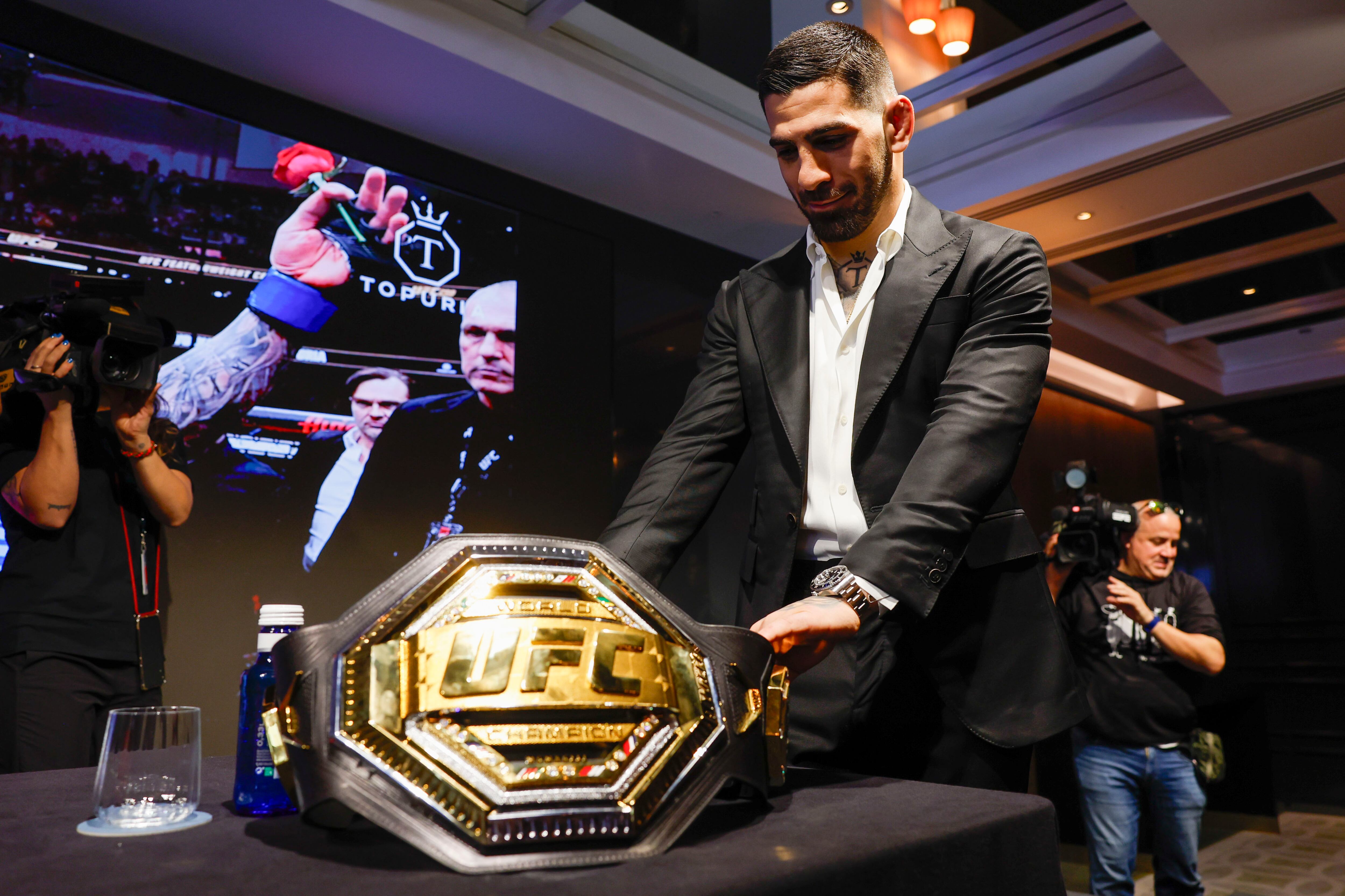 MADRID, 22/02/2024.-El luchador hispano georgiano Ilia Topuria, campeón del mundo de artes marciales mixtas en peso pluma, este jueves durante la rueda de prensa en Madrid.- EFE/ Juanjo Martín
