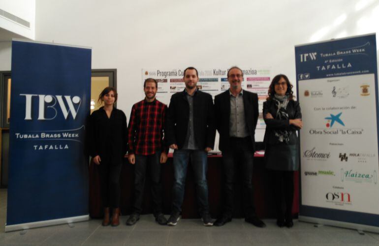 Angela Irañeta, Oscar De Esteban, Iñigo Remirez (Tubala Brass Week), Arturo Goldaracena (alcalde de Tafalla) y María Murillo (Directora Caixabank Tafalla) en la presentación del festival