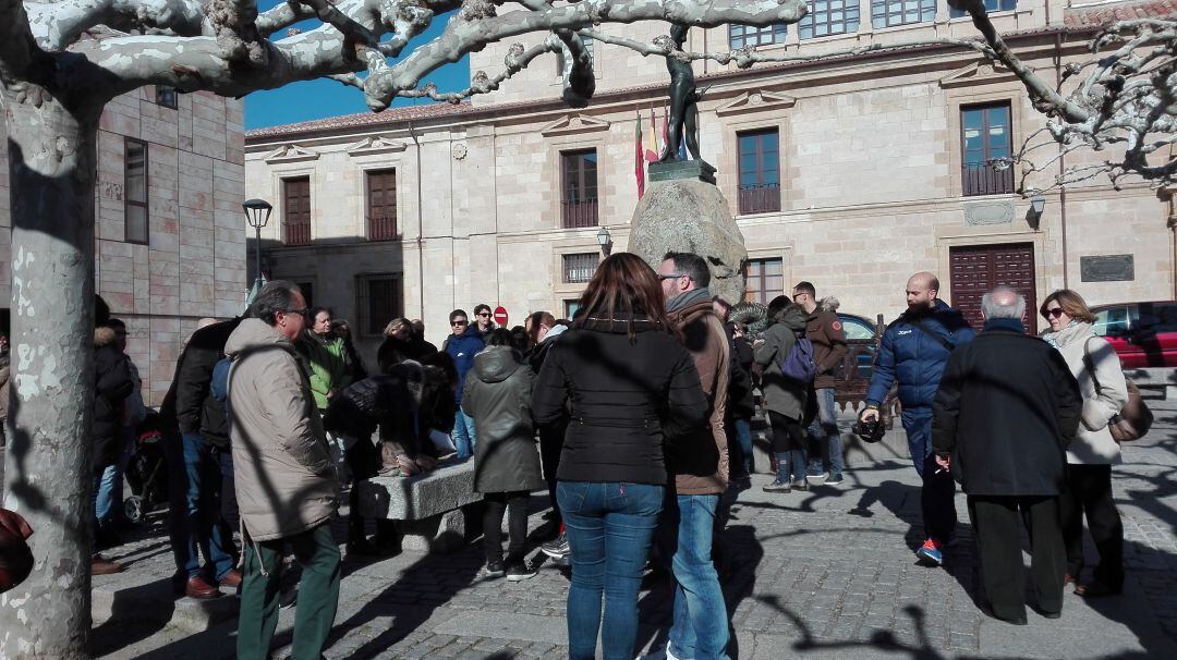 Un grupo de turistas en la Plaza de Viriato de la capital