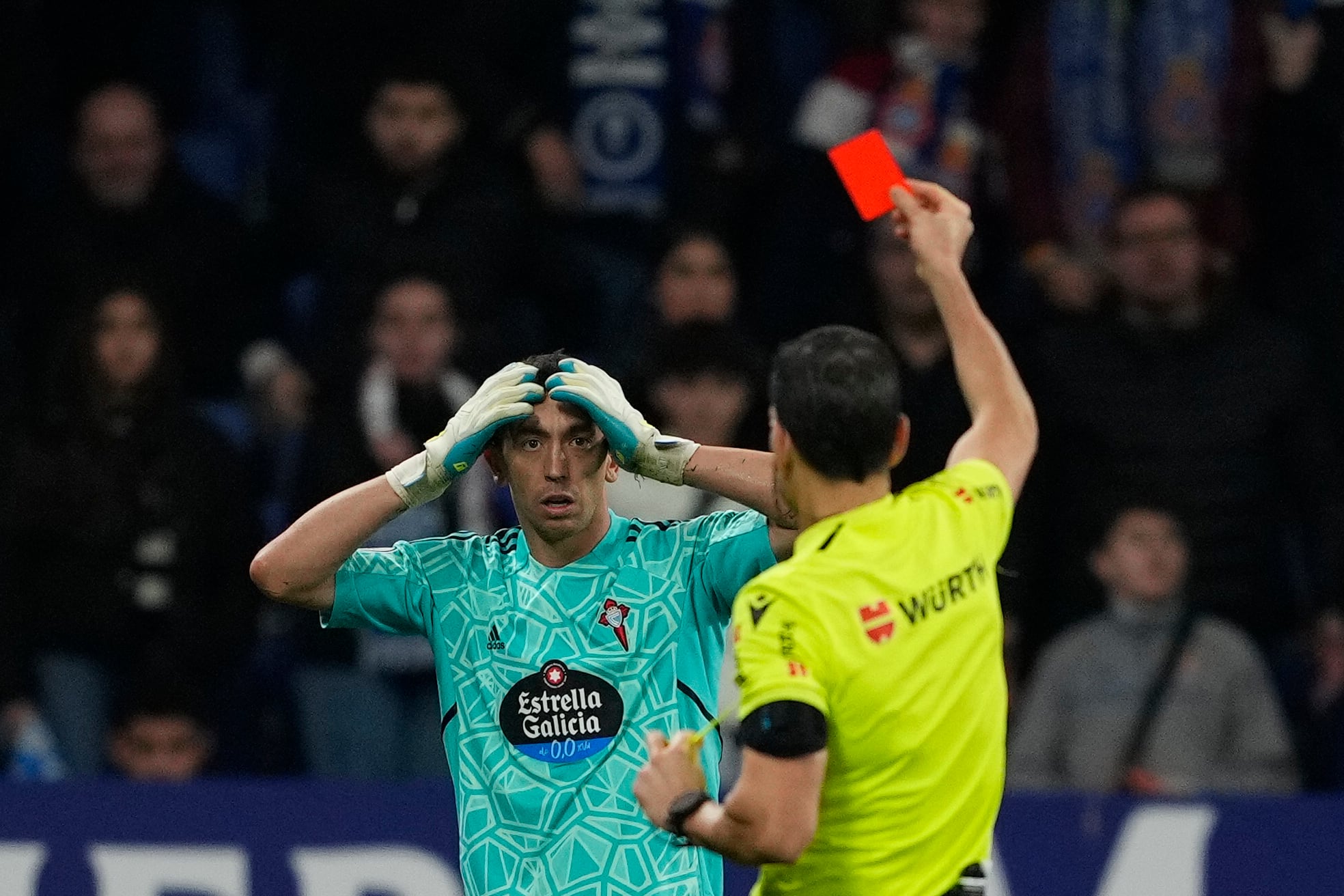 BARCELONA, 03/01/2023.- El portero argentino del Celta Agustín Marchesín (i) es expulsado durante el partido correspondiente a los dieciseisavos de final de la Copa del Rey entre RCD Espanyol y Celta de Vigo este martes en el RCDE Stadium en Barcelona. EFE/Alejandro García
