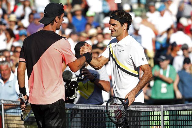 Federer felicita a Kokkinakis tras perder en el Masters de Miami.