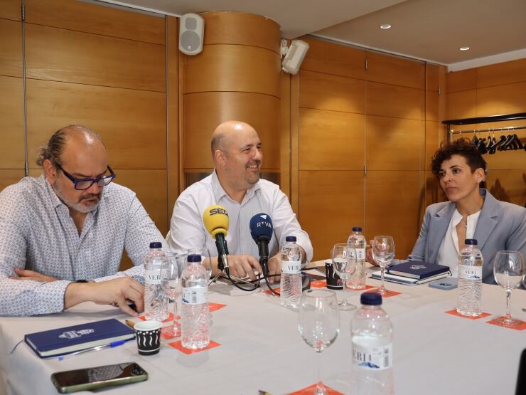 Francesc Solana i Gorka Aixàs, durant l&#039;esmorzar amb la premsa de balanç de temporada