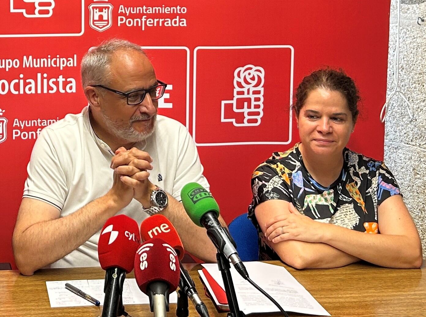 La concejala socialista Judit Lama junto al portavoz del PSOE, Olegario Ramón