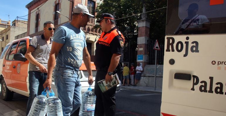 Es segueix repartint aigua.