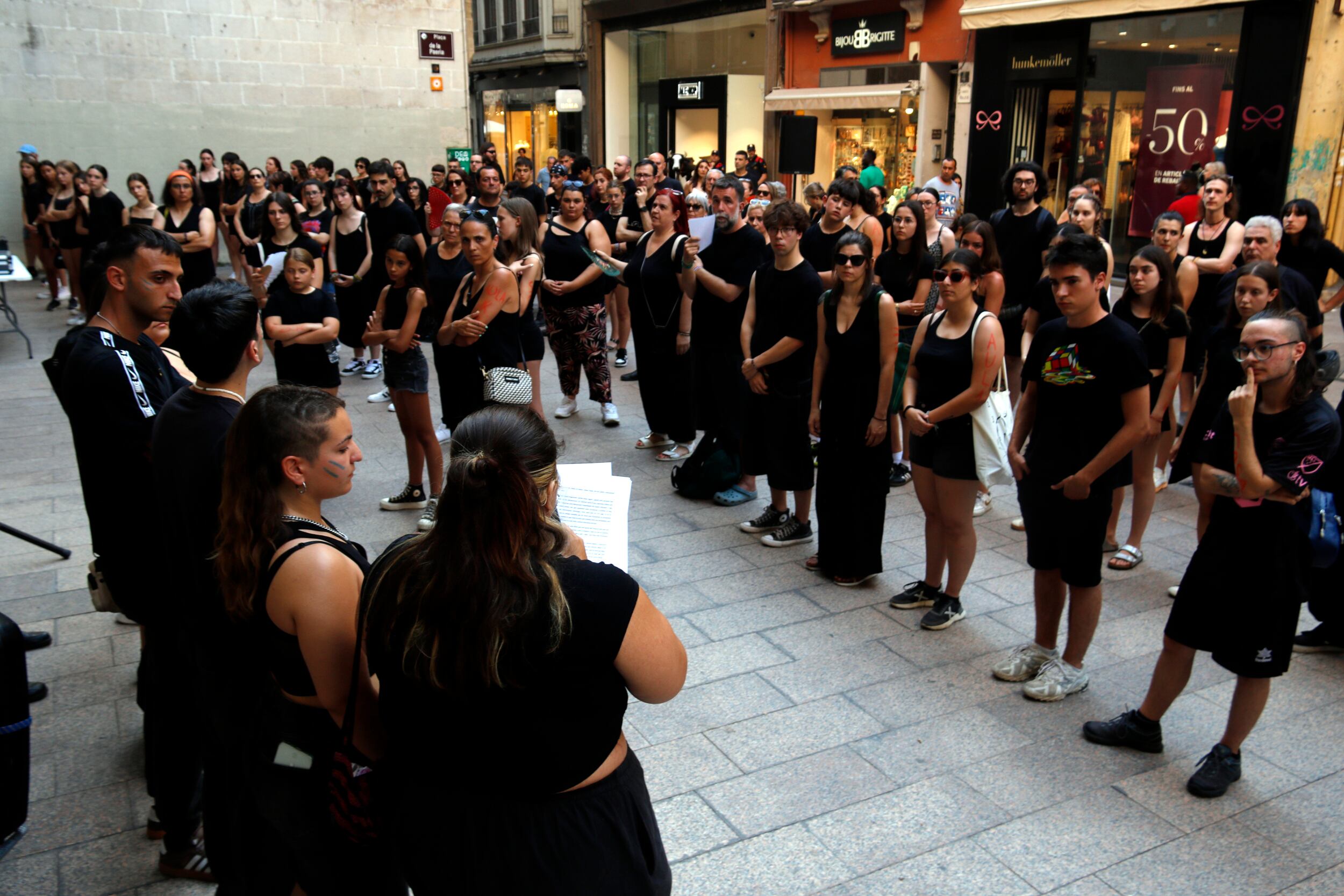 Alumnes de l'Aula de Teatre de Lleida, vestits de negre en la concentració que van fer al juny a la plaça Paeria, contra la nova licitació de l'Aula. Foto: ACN