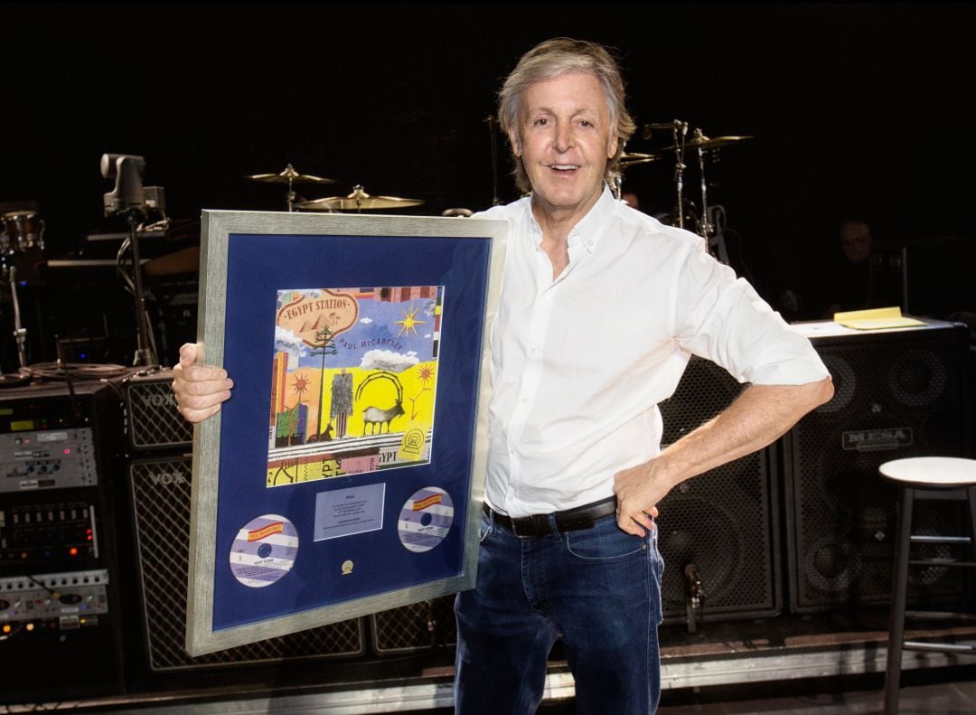 Paul McCartney posa con la placa que acredita su nuevo número 1