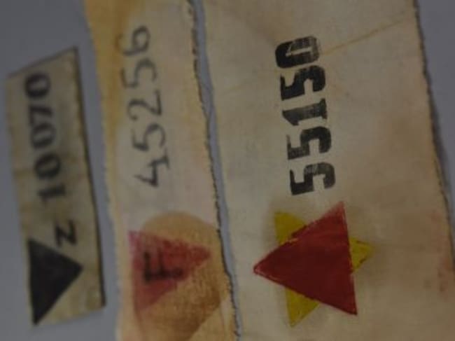 Brazaletes de prisioneros funcionarios de Auschwitz. Colección del Museo Estatal de Auschwitz-Birkenau