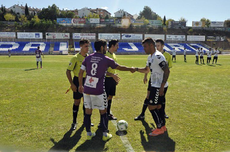 Los capitanes de Dépor y Balompédica, Guti y Javi Soria se saludan antes del comienzo del partido. Todo indica que esta imagen del anterior enfrentamiento en el Escartín entre guadalajareños y conquenses la pasada temporada se volverá a repetir este sábad