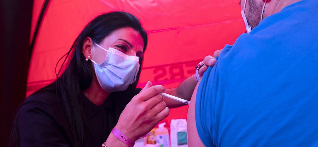 Una persona es vacunada contra el coronavirus.