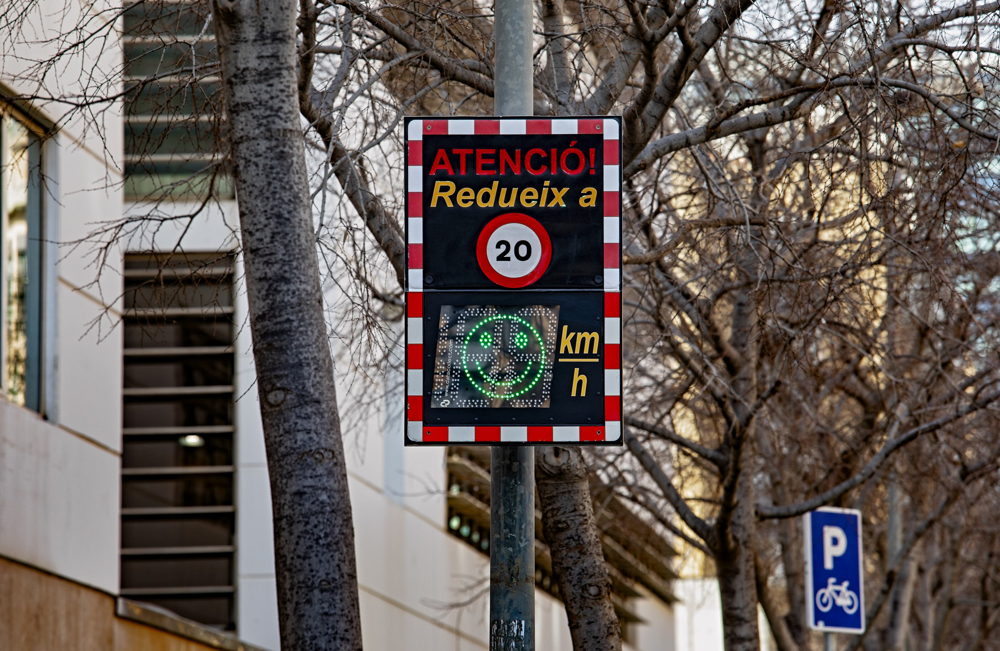 Radar de punto con información sobre la velocidad a la que se circula, en una calle de Barcelona.