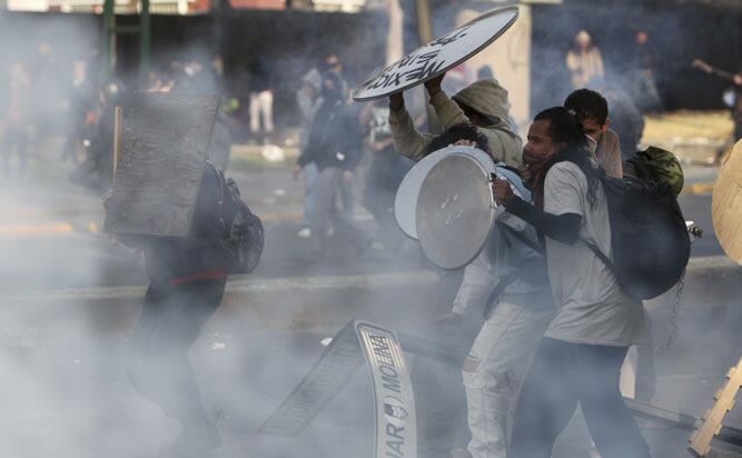 Enfrentamientos entre policía y estudiantes del movimiento &quot;Yo soy 132&quot; ante la investidura como presidente de México de Peña Nieto.