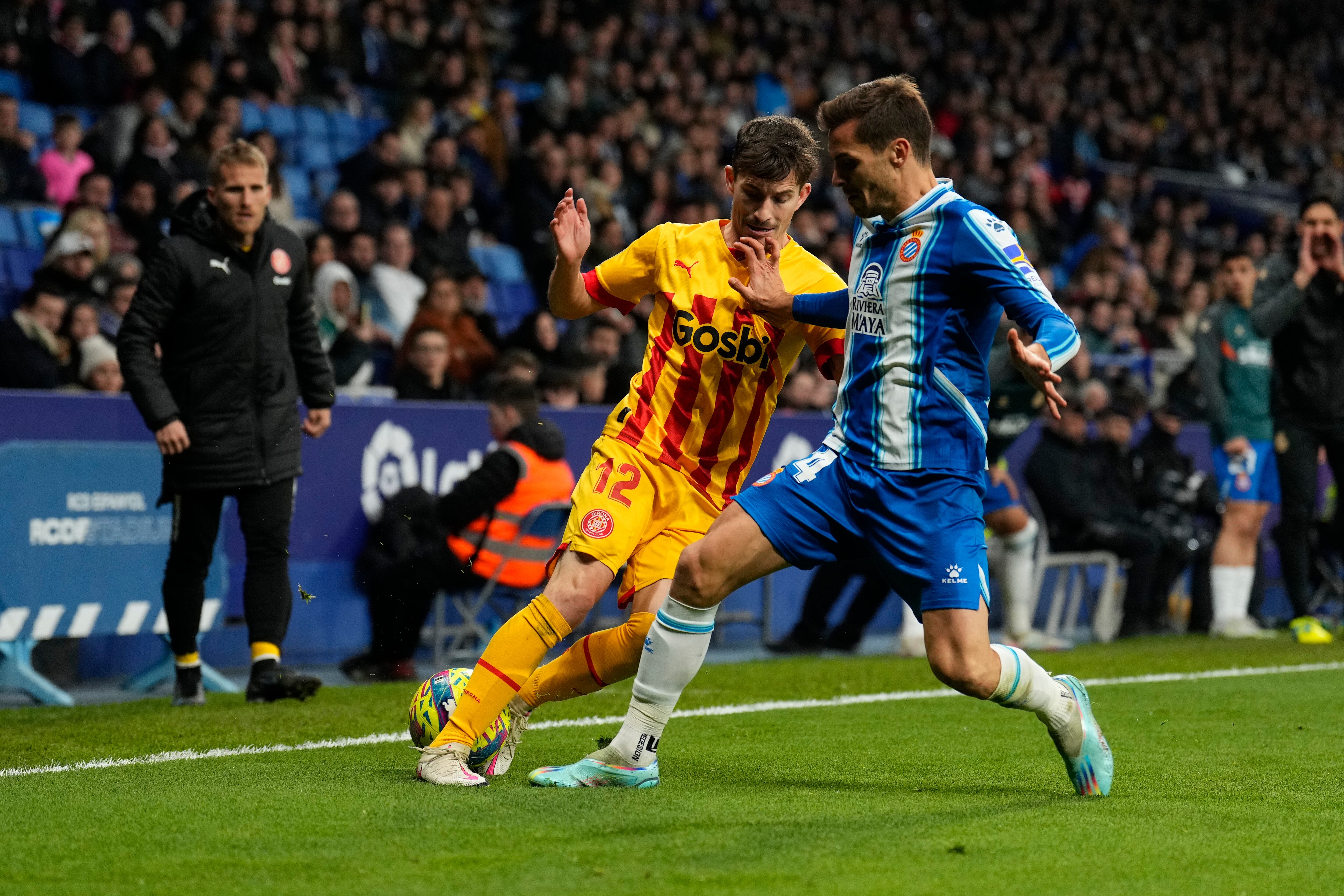 BARCELONA, 07/01/2023.- El delantero del Girona, Toni Villa (i), intenta superar al el defensa del Espanyol, Brian Oliván, durante el encuentro correspondiente a la jornada 16 de primera división que disputan hoy sábado en el RCDE Stadium, en Cornellá-El Prat. EFE / Alejandro García,