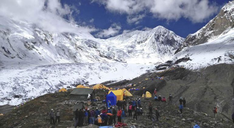 Montañeros en el campamento base de Manaslu, de 8.156 metros de altitud, en Nepal.