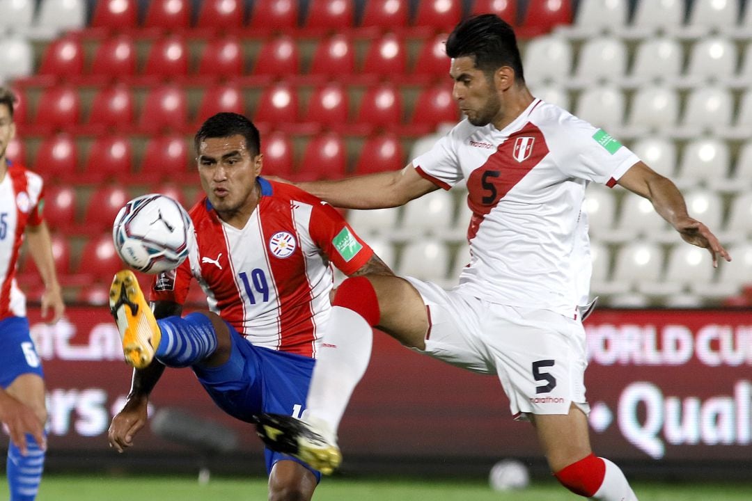 Carlos Zambrano y Darío Lezcano, durante el partido. 