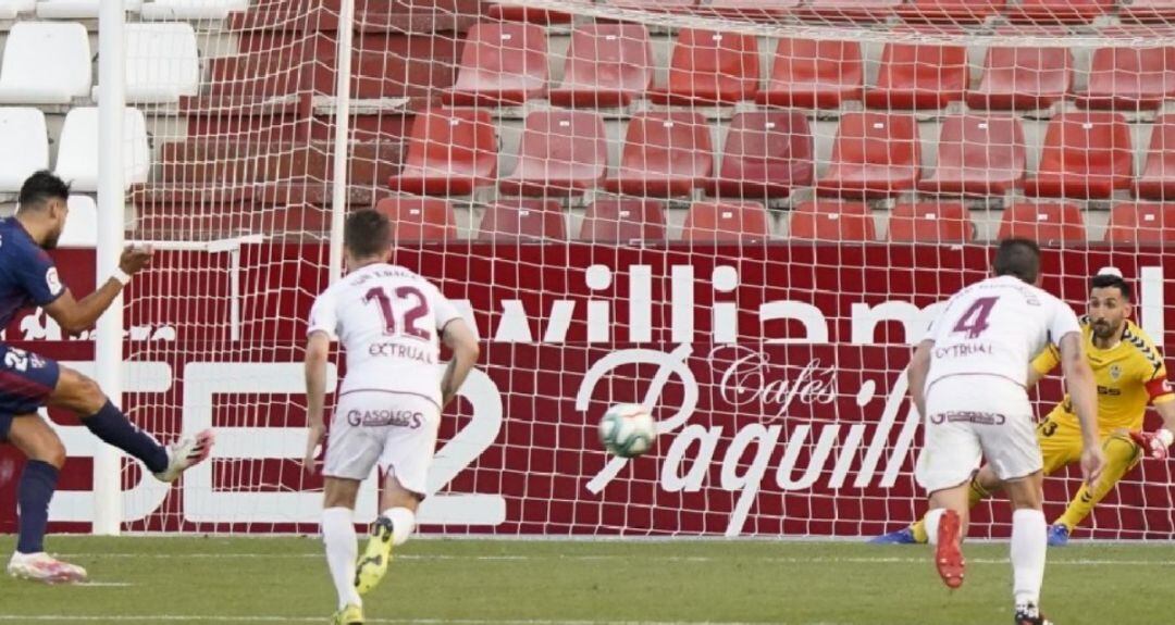 Rafa Mir anota de penalti el 2-1