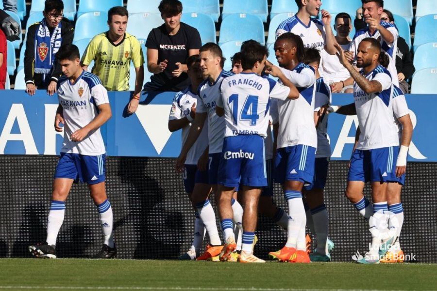 Los futbolistas del Real Zaragoza celebran el gol de Diario en propia portería