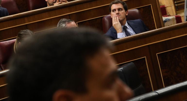 Pedro Sánchez, en primer plano desenfocado, y Albert Rivera, al fondo, durante el debate de la moción de censura en el Congreso de los Diputados