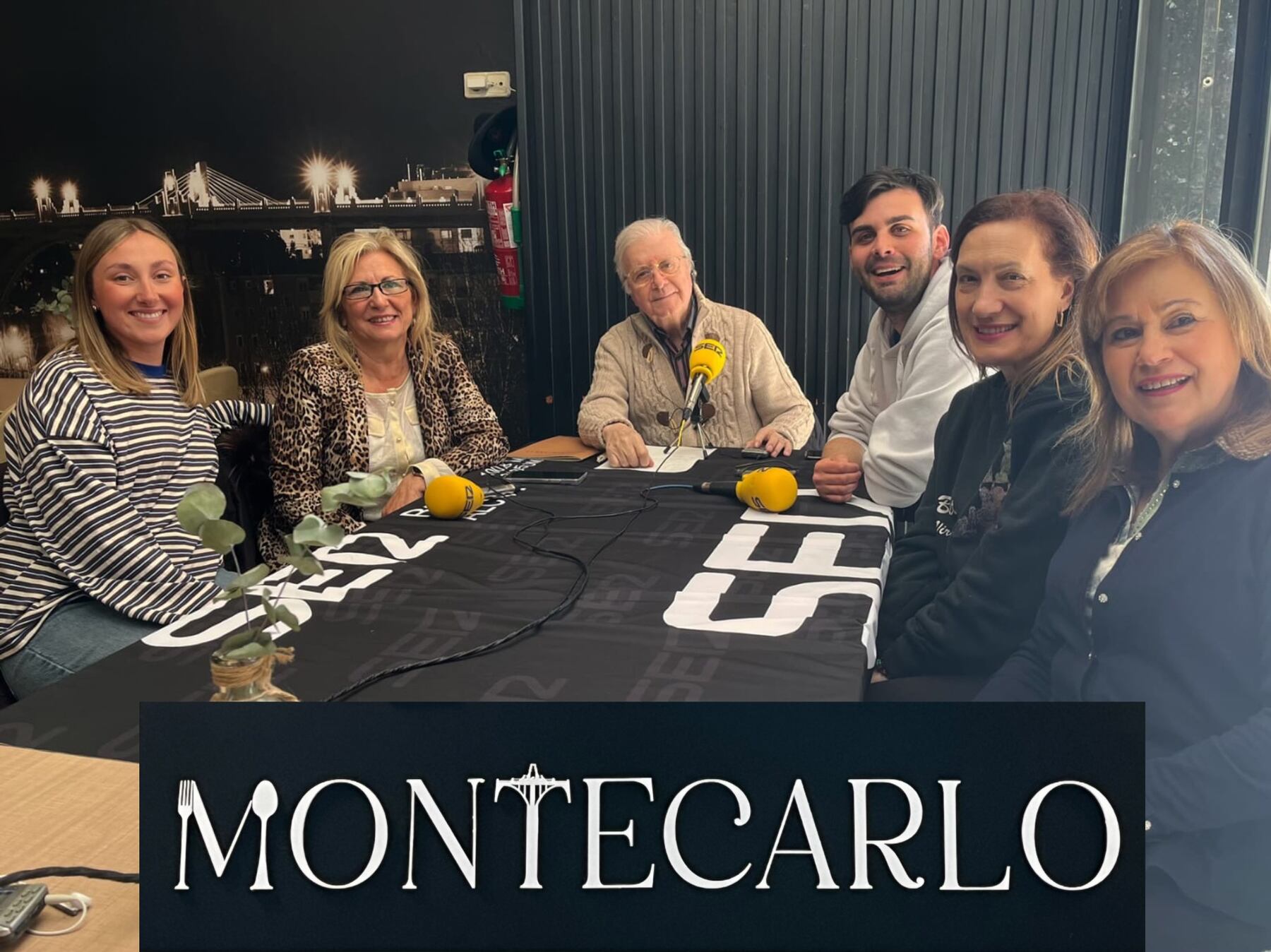Paco Aznar, junto a María Sempere, Carmina Nadal, Gabriel Amador, Virginia Bolufer e Inma Cortés, en el Salón Montecarlo