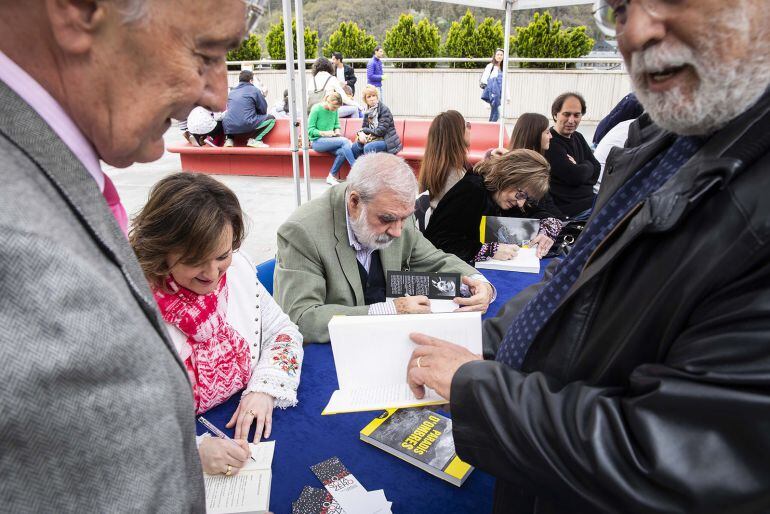 Ludmila Lacueva, Josep Dalleres i Nuria Gras signant llibres a la Plaça del Poble