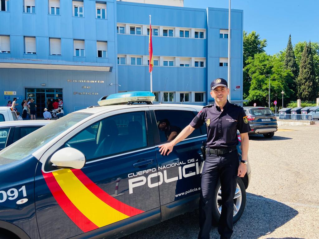 Rafael Ruiz, inspector jefe de la Brigada Provincial de Extranjería y Fronteras de la Policía Nacional en Córdoba, frente a la comisaría de Avenida Doctor Fleming