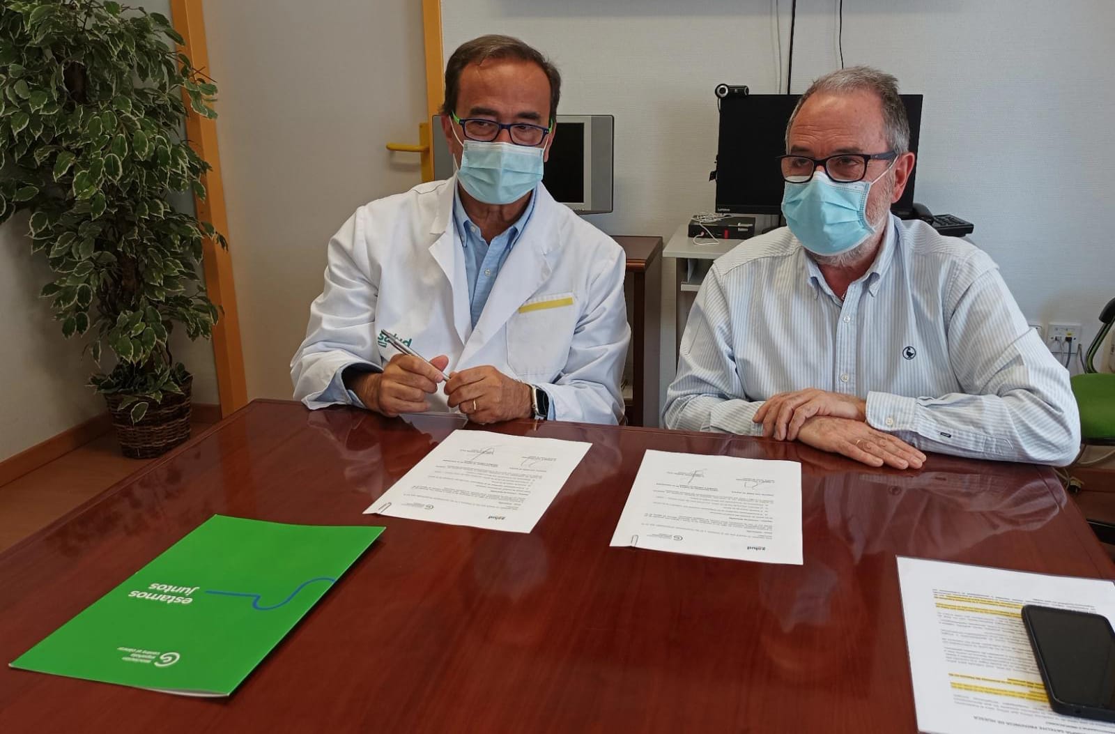 Firma del convenio de colaboración entre la AECC y la provincia de Huesca.