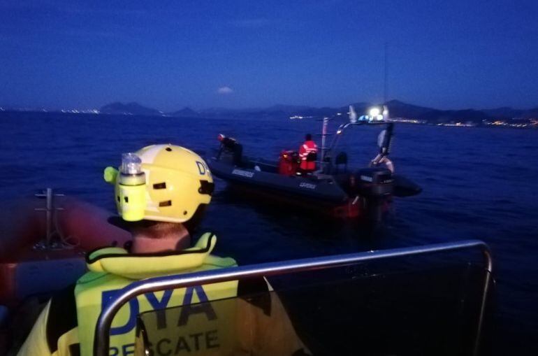 Miembros de la DYA localizan el cuerpo del hombre en el agua, a unos 200 metros del barco. 