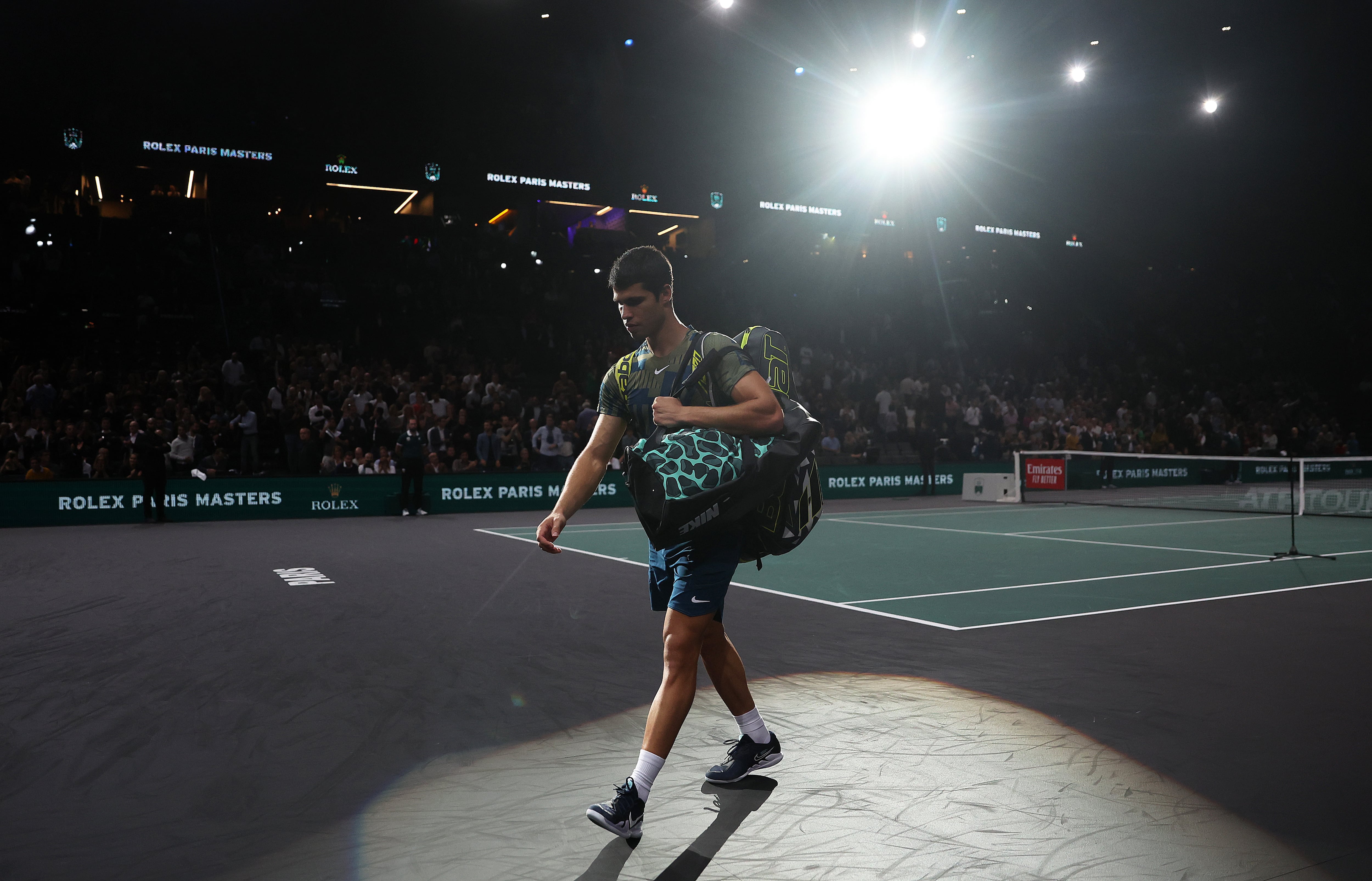 Carlos Alcaraz, retirándose lesionado del Masters de París