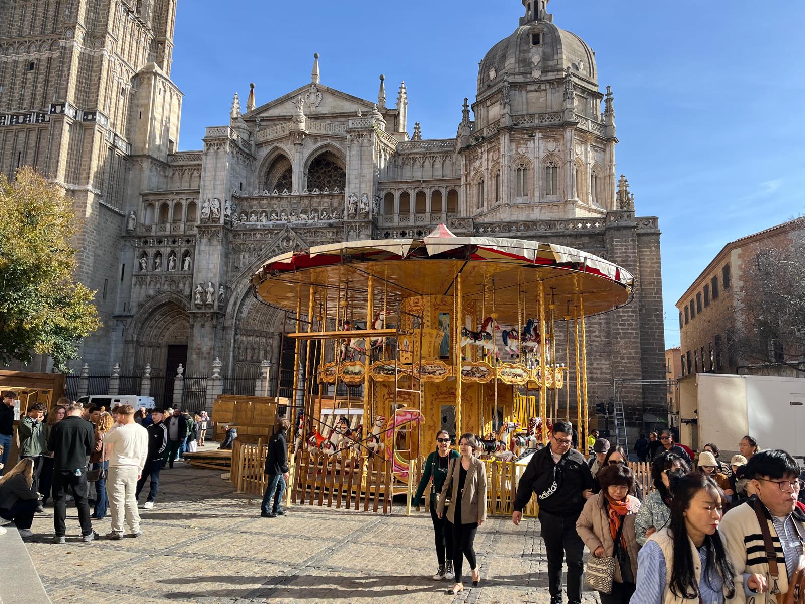 Imagen de archivo del carrusel del mercadillo navideño instalado en la Plaza del Ayuntamiento de Toledo