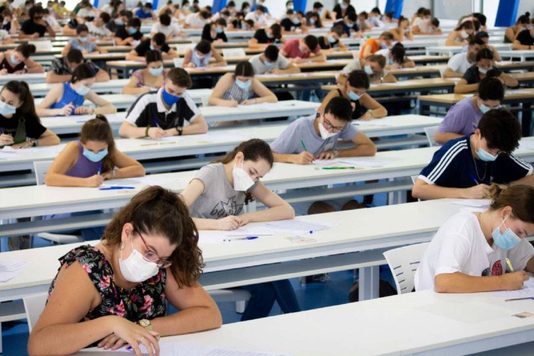 Imagen de archivo de alumnos en una universidad