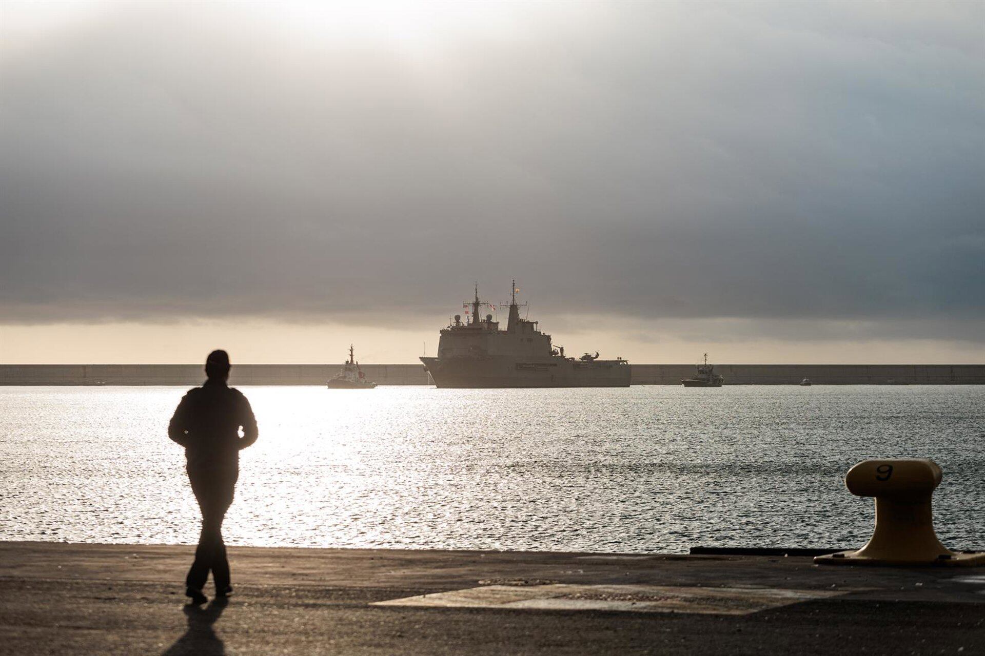 El buque anfibio Galicia llega al Puerto de València con miembros del Ejército
