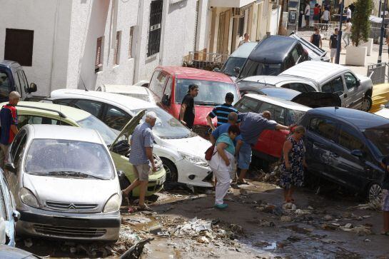 Imagen del centro del municipio de Adra, donde la tromba de agua caída el lunes ha arrastrado coches, provocado anegaciones de calles e inundaciones en bajos, sótanos y locales comerciales. Los servicios de emergencias han rescatado hoy a una treintena de personas, que habían quedado atrapadas en el interior de sus vehículos a causa de la lluvia.- EFE/Carlos Barba