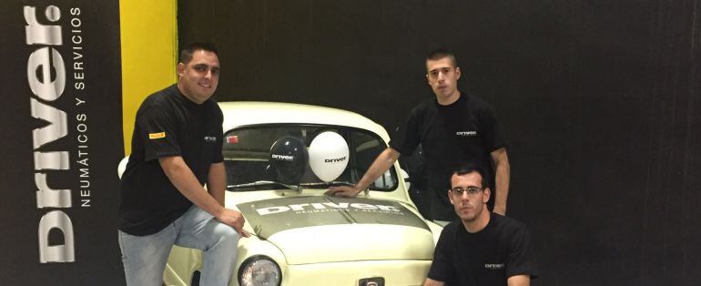 Carlos Page (izq.) junto a sus trabajadores en las instalaciones de Auto Centro Cuenca.