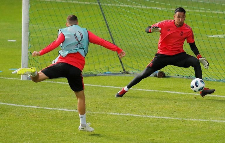 Keylor intenta parar un disparo en el último entrenamiento