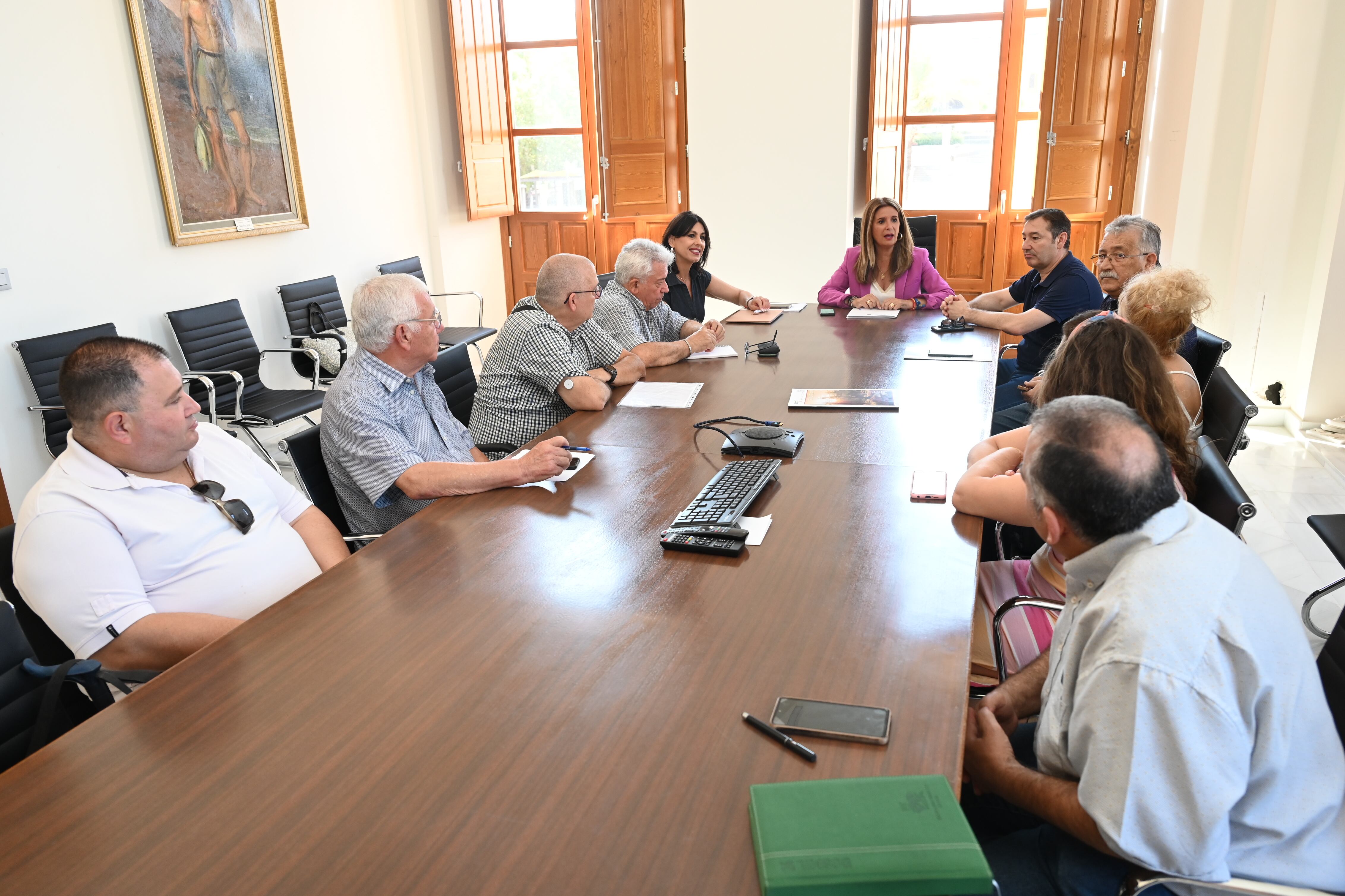 Reunión entre el Ayuntamiento y representantes vecinales.