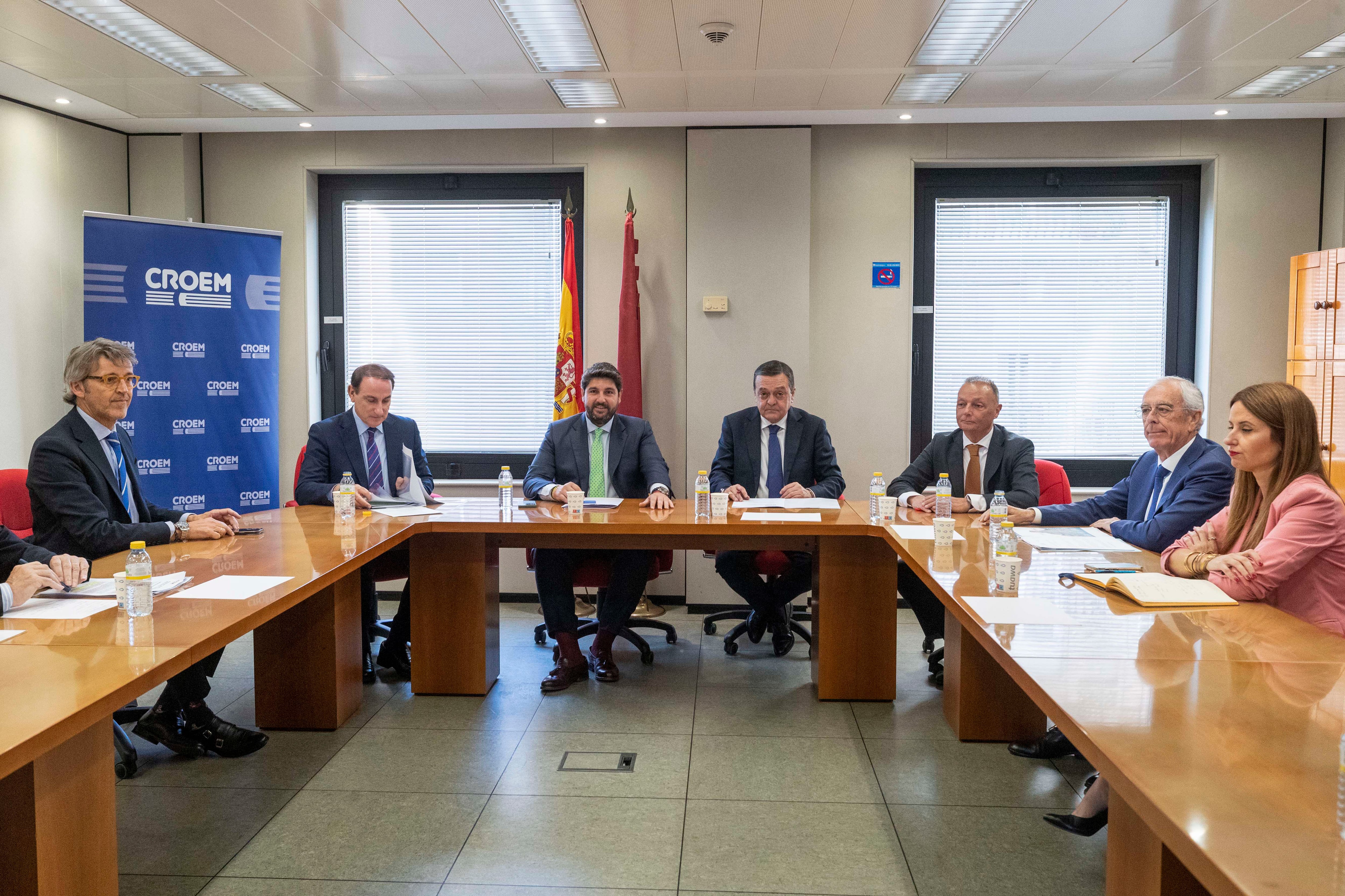 MURCIA, 12/04/2024.- El presidente de la Comunidad de Murcia Fernando López Miras (3i), el presidente de la Confederación Regional de Empresarios de Murcia (CROEM), José M.ª Albarracín (4d), el presidente de la Confederación de Empresarios de Valencia (CEV), Salvador Navarro (3d), el presidente de la Confederación de Empresarios de Andalucía (CEA), Javier González de Lara (2i), el presidente de la Asociación Empresarial de Almería (ASEMPAL), José Cano (2d), el consejero de economía de Murcia Luis Alberto Marín (i