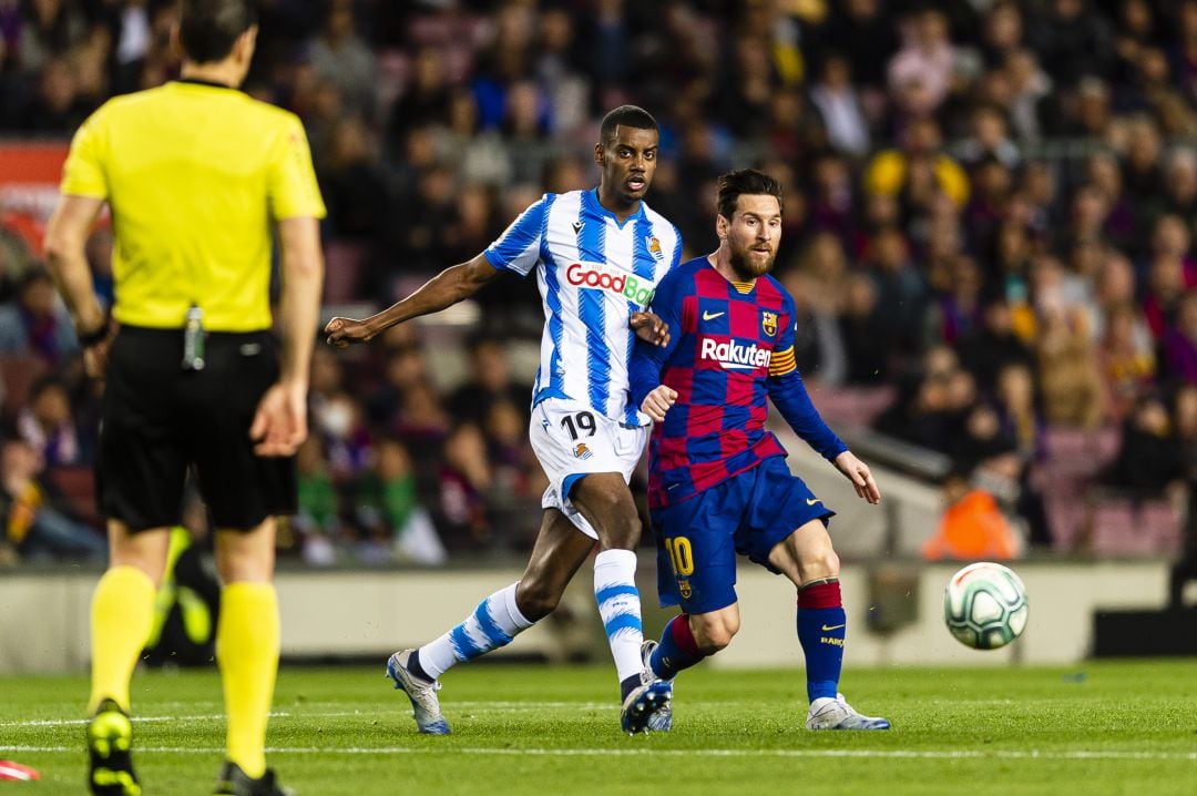 Isak y Messi, en un partido entre la Real Sociedad y el Barcelona.