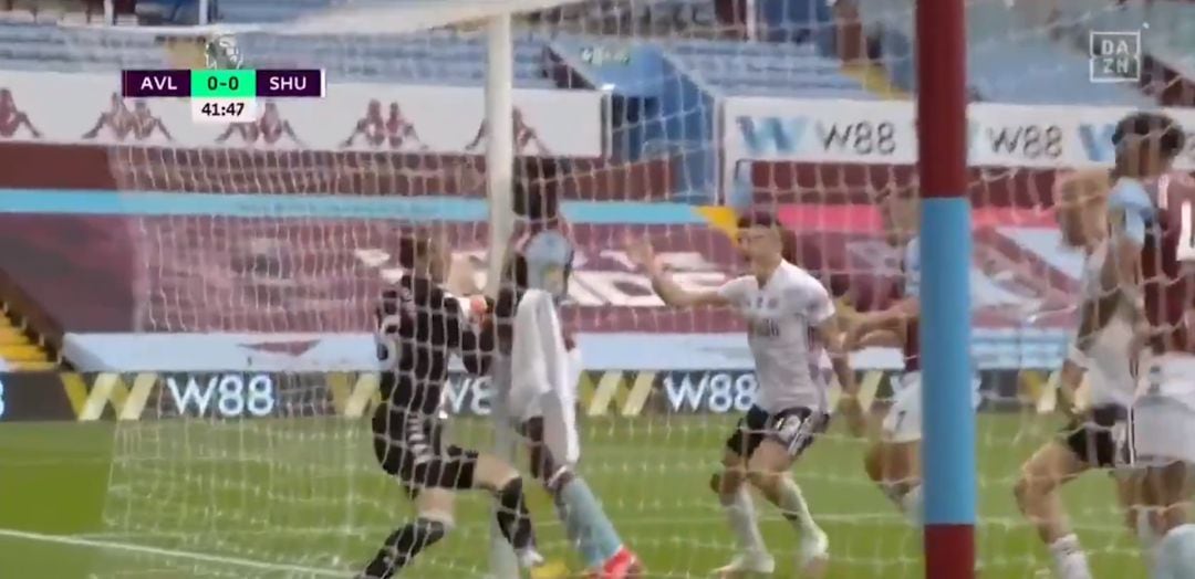 Imagen de la jugada más controvertida del partido entre Aston Villa y Sheffield