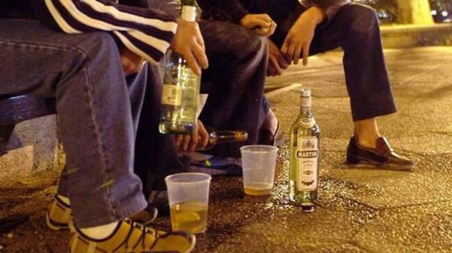 Jóvenes haciendo un botellón.