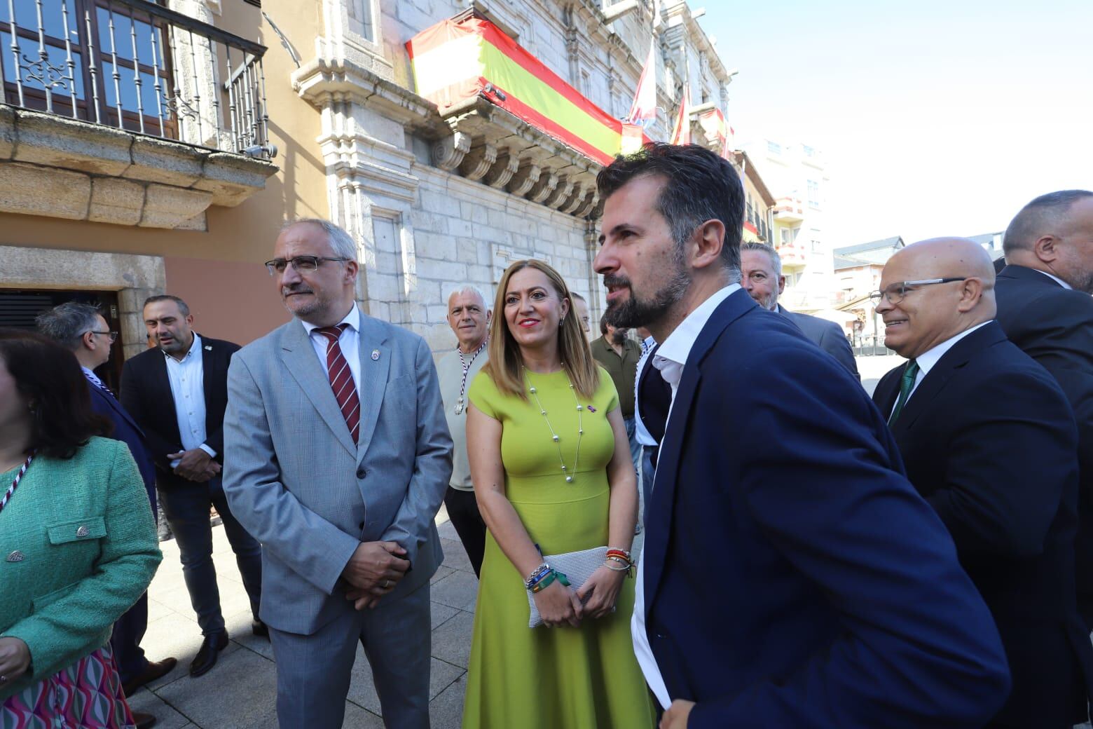 Luis Tudanca (a la derecha) junto a la delegada del Gobierno en Castilla y León y el presidente del Consejo Comarcal del Bierzo