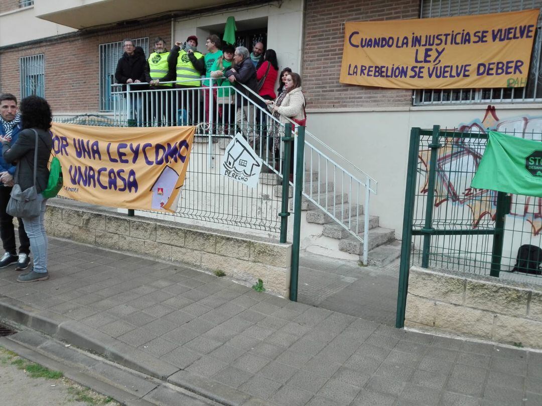 Concentración de la PAH frente a la vivienda en la que se iba a producir el deshaucio