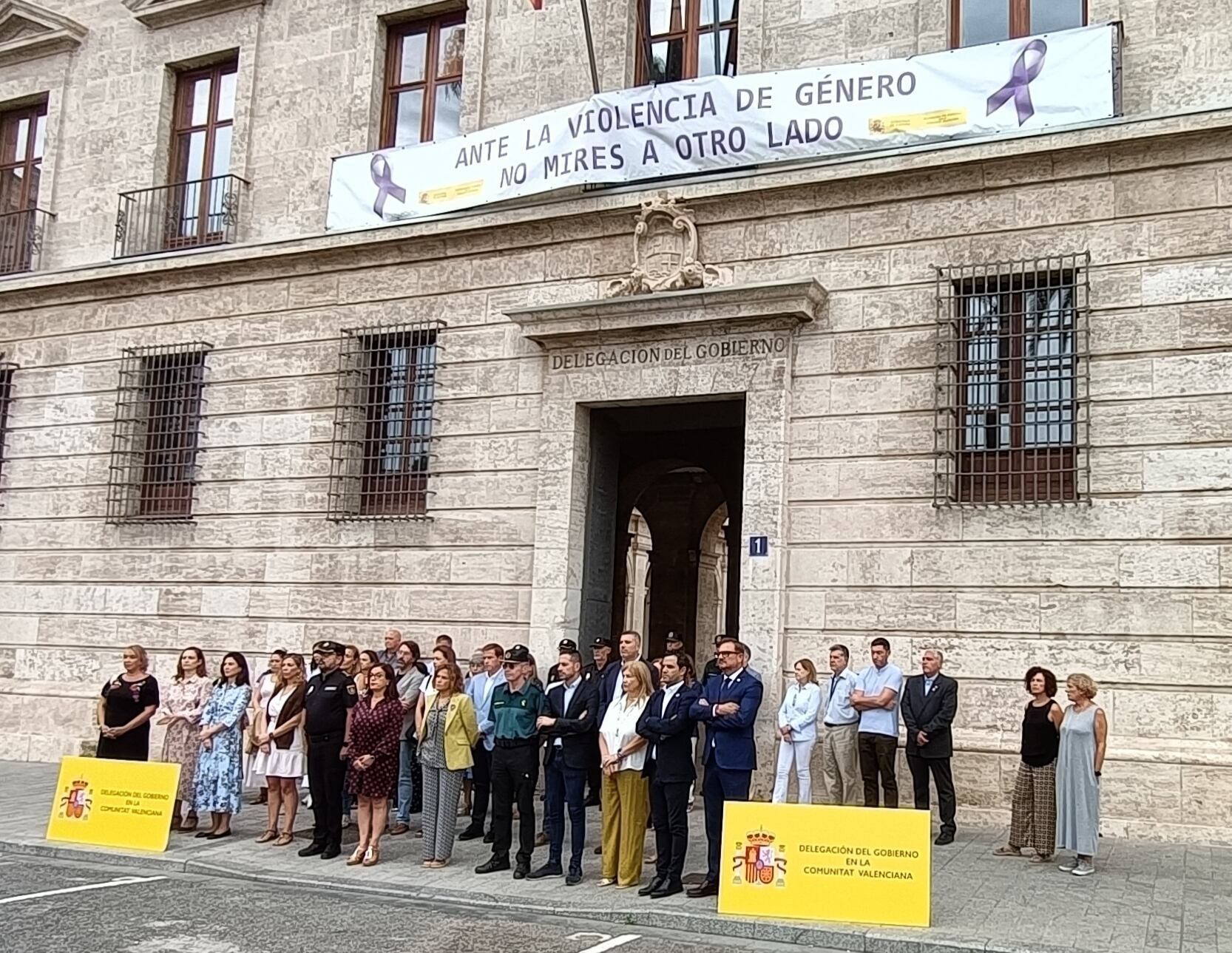 Concentración contra la Violencia de Género en la Delegación del Gobierno de València