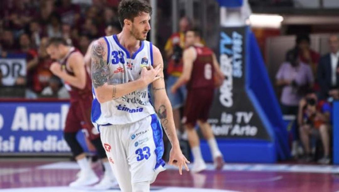 Polonara celebra una acción con la camiseta del Dinamo Sassari.