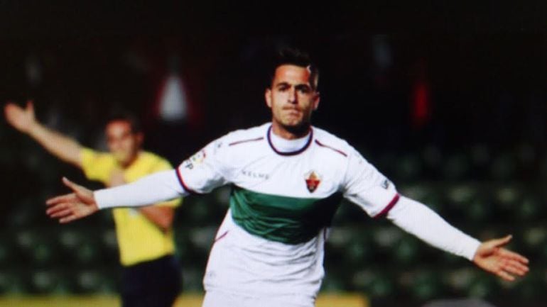 El delantero del Elche C.F. Sergio León celebrando un gol